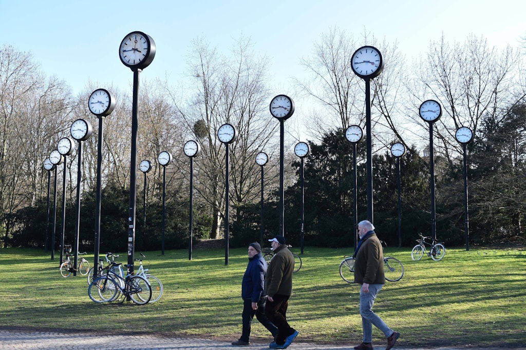 Hoffentlich muss da keiner auf jede Uhr einzeln klettern, um die Winterzeit einzustellen ...