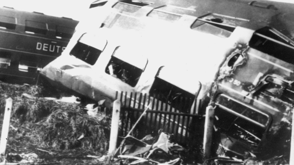 Am 30. Oktober 1972 stößt bei Schweinsburg-Culten bei Chemnitz ein D- Zug in dichtem Nebel mit einem Schnellzug zusammen. 25 Menschen sterben, 70 werden verletzt. Ursache ist das Überfahren eines Haltesignals.