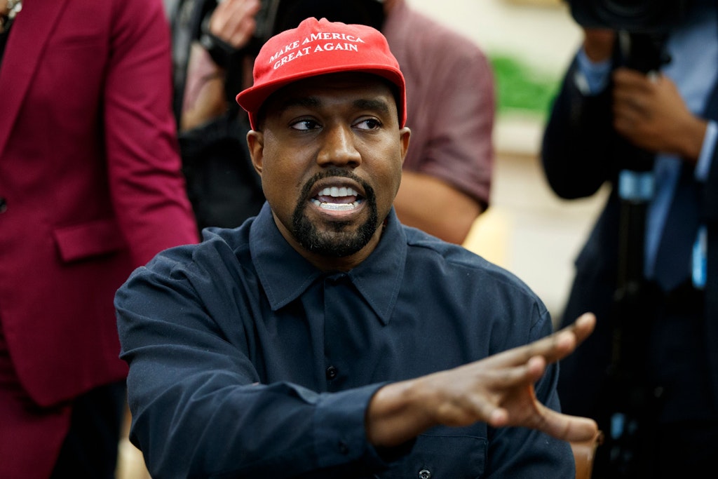 Rapper Kanye West, hier mit einem Basecap von Donald Trumps Kampagne Make America Great Again, platzte einfach bei Schuhhersteller Skechers rein (Archivbild).