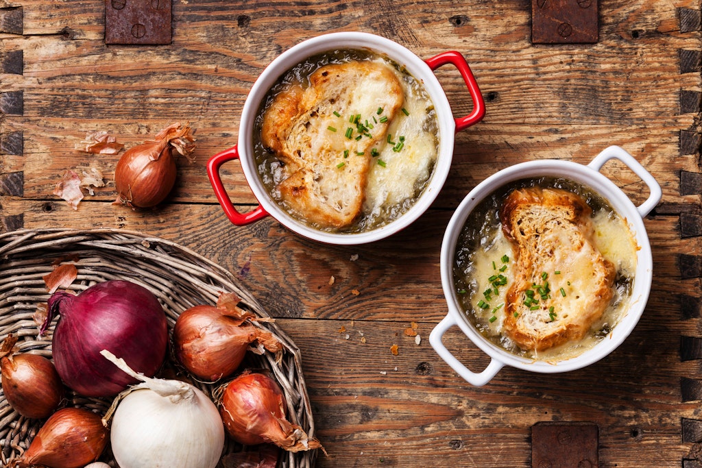 Einfach köstlich! Mit diesem Rezept zaubern Sie eine leckere, mit Käse überbackene Zwiebelsuppe.