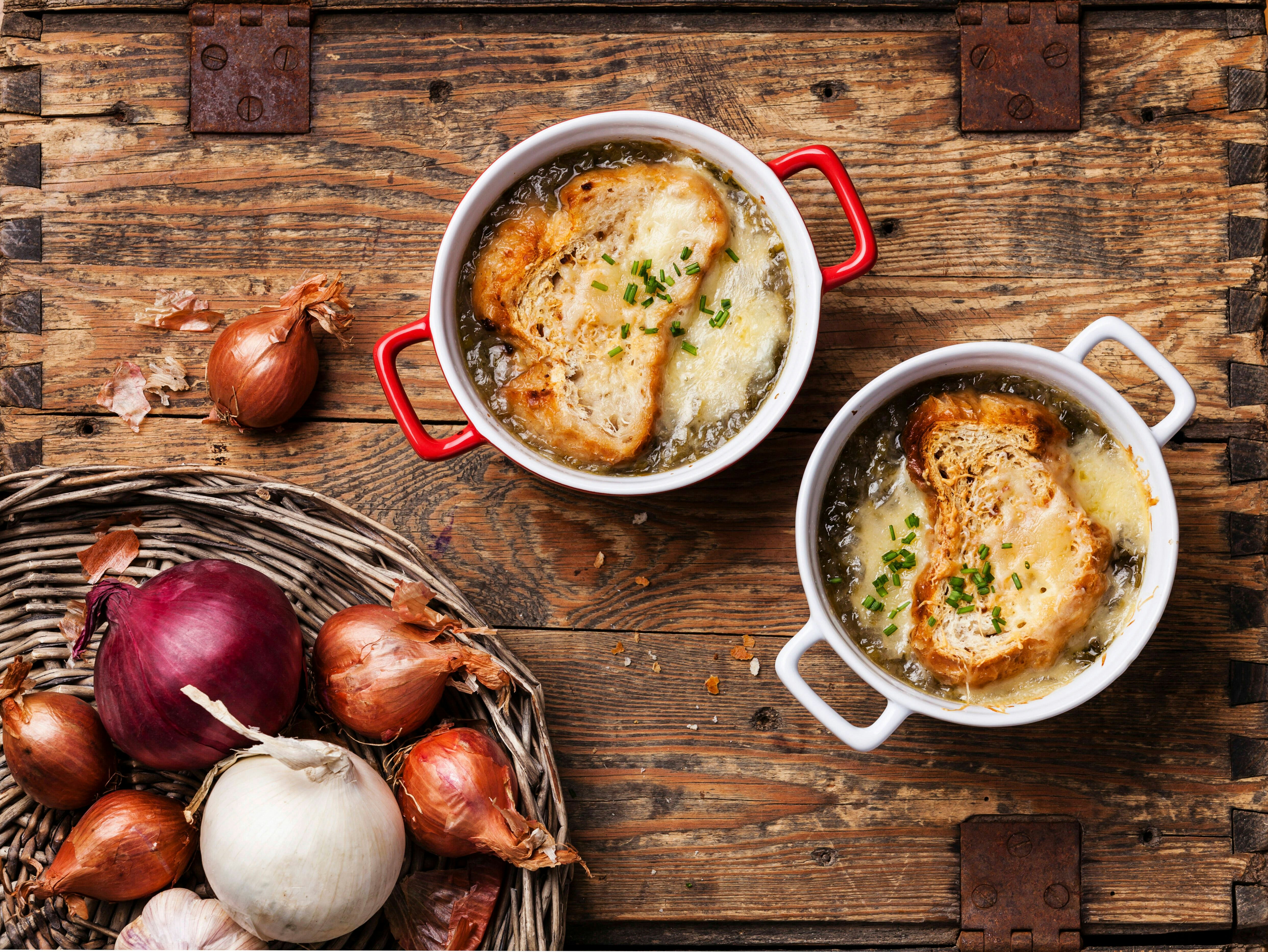 Geniales Rezept für den Herbst! Zwiebelsuppe, mit Käse überbacken ...