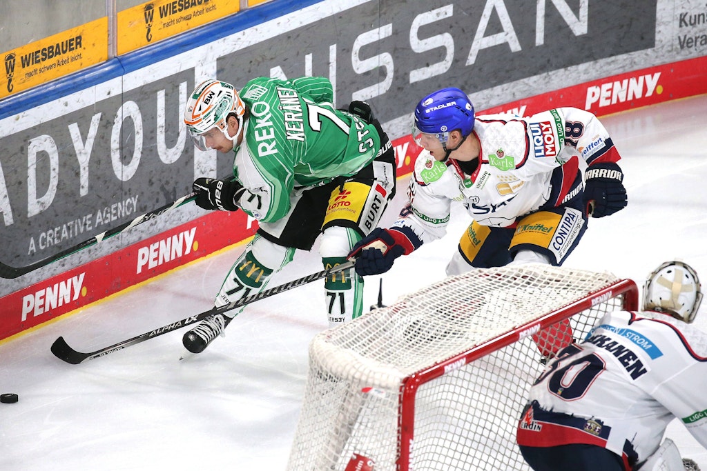 Eisbär Frank Mauer (Mitte) drängt Bietigheims Michael Keränen vom EHC-Tor weg. Keeper Juho Markkanen beobachtet das Treiben.