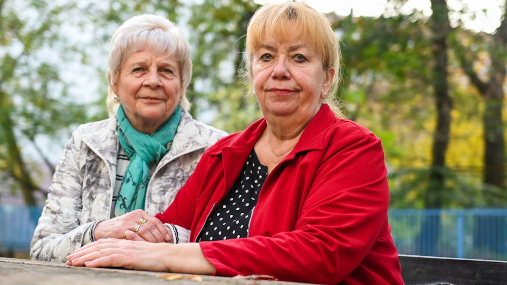 Marianne Wischnewski (links) und Jutta Ludwig sind froh, dass es im Hof im Sommer kühl ist. 