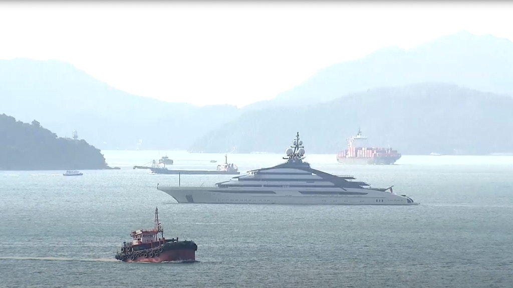 Die Superjacht eines russischen Oligarchen in Hongkong – trotz Sanktionen sind noch immer Tausende russische Geschäftsleute heimliche Eigentümer von Firmen in der EU.