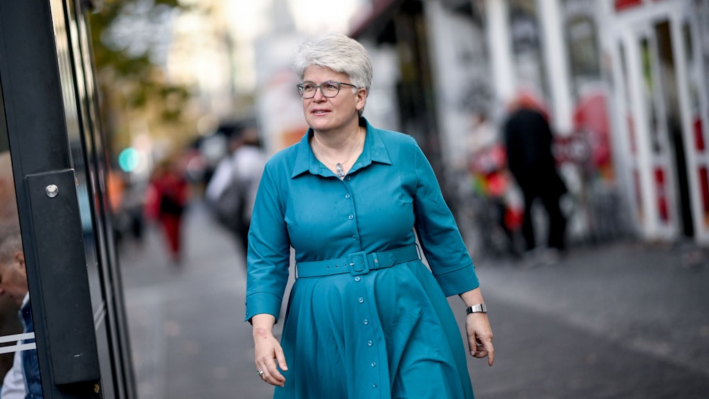 „Wenn wir ehrlich sind, war die Friedrichstraße noch nie attraktiv für Autos. Und das Gewerbe hat noch nie floriert“, sagt Mittes Bezirksbürgermeisterin Stefanie Remlinger (Grüne).