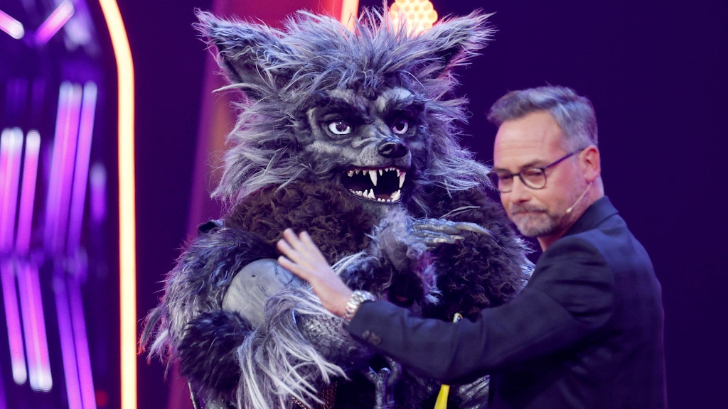 Masked Singer-Moderator Mattthias Opdenhövel mit dem Werwolf. Welcher Star steckt wohl im Kostüm?