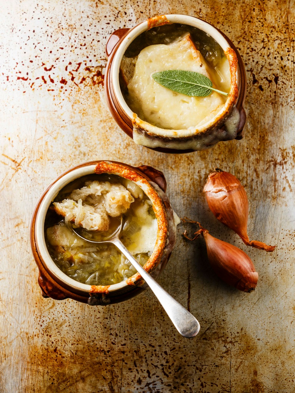 Das Rezept für Zwiebelsuppe ist blitzschnell zubereitet - und schmeckt vor allem im Herbst.