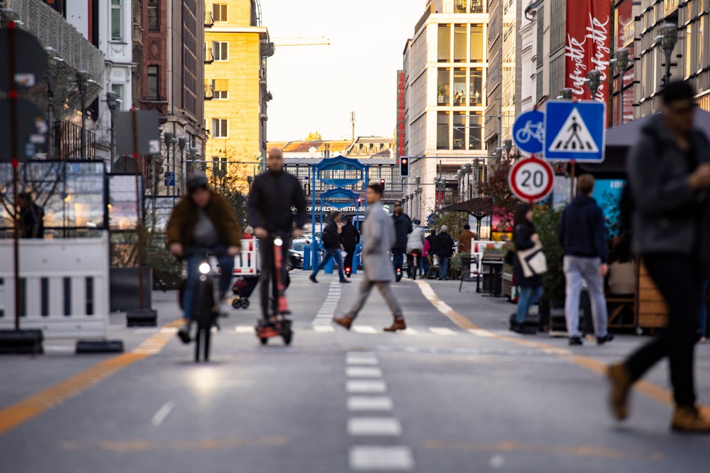 Viele Radfahrer, ein paar E-Scooter-Fahrer und ein Fußgänger: Die Friedrichstraße soll wieder für Autos freigegeben werden.