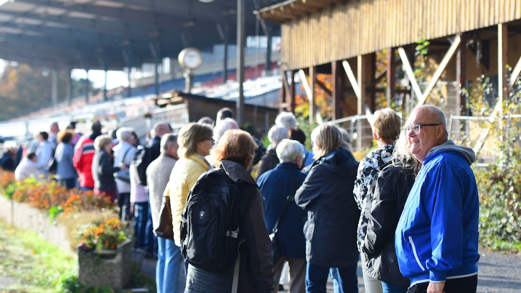 Schlange stehen gehört dazu. Bei schönstem Sonnenschein macht die Vorfreude auf den Bummel über die Messe gleich nochmal so viel Spaß. 