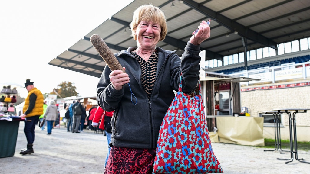 Wurst im Dederon-Beutel. Doris Laasch aus Marzahn liebt den Einkauf auf der Ostpro. 