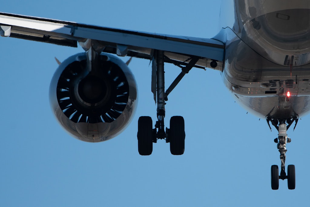 Das Triebwerk eines Passagierflugzeugs beim Anflug auf den Frankfurter Flughafen