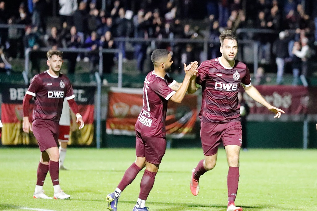 Torschützen unter sich: Flankengeber Darryl Geurts beglückwünscht BFC-Star Christian Beck zum Führungstreffer, später machte er auch zwei Buden.