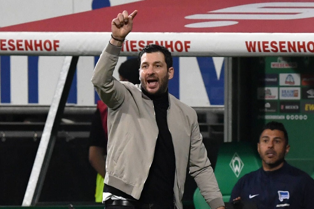 Herthas Trainer Sandro Schwarz an der Seitenlinie. Von oben kamen Bierbecher auf ihn geflogen.