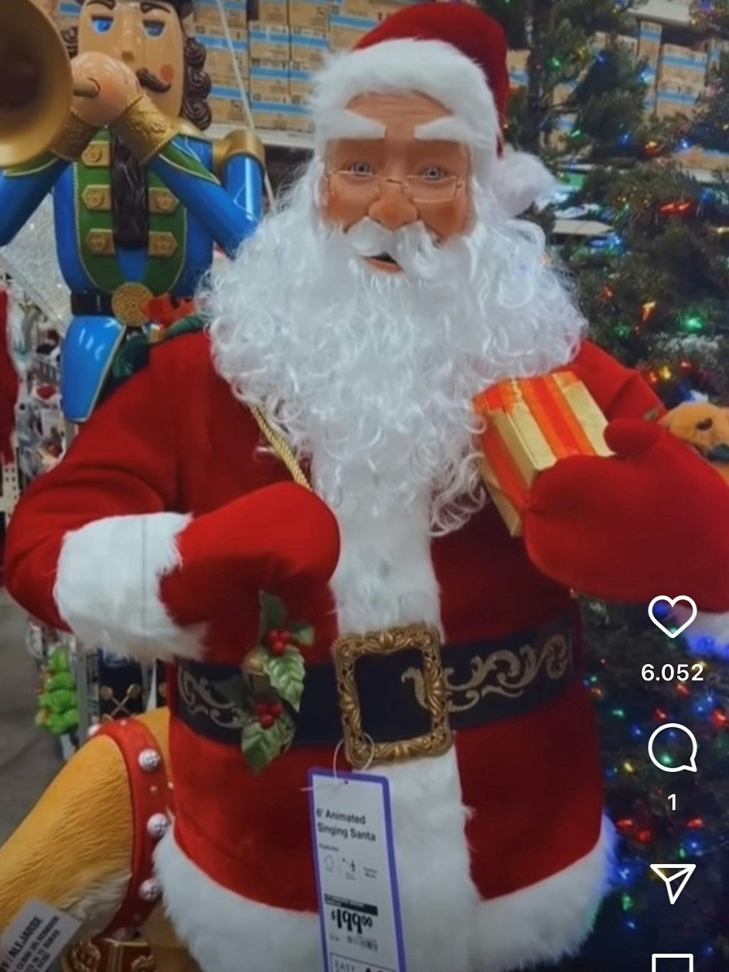 Michael Wendler und Laura Müller shoppen einen riesigen singenden Weihnachtsmann.