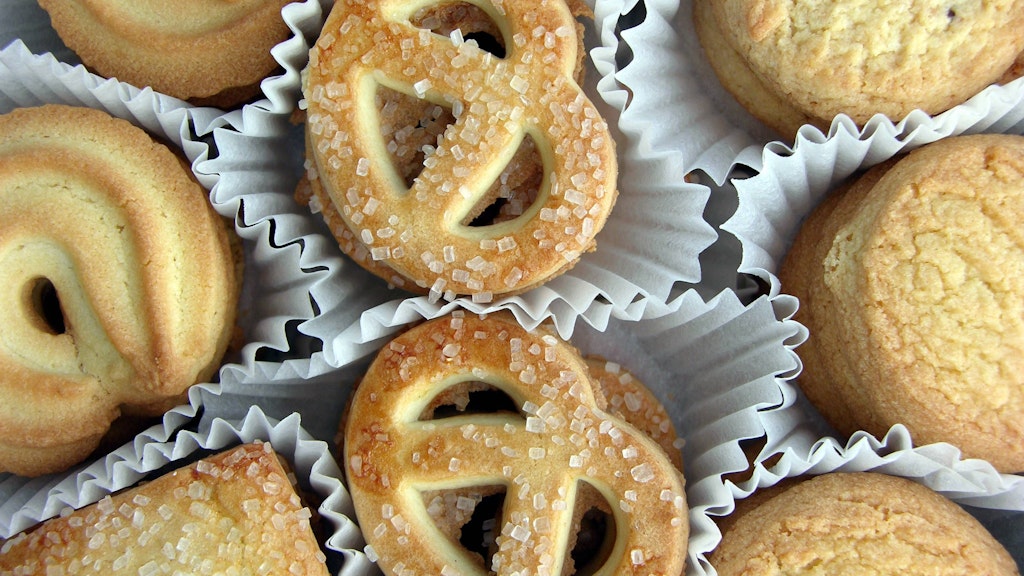 So sehen dänische Butterkekse in den typischen Blechdosen aus, die es im Supermarkt gibt. Mit dem Rezept machen Sie die Plätzchen ganz einfach selbst.