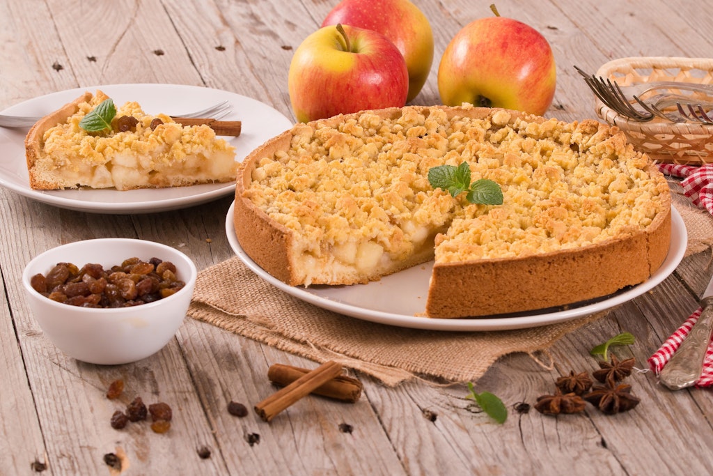 If you want, you can refine the delicious apple pie with raisins - they go wonderfully with the recipe.