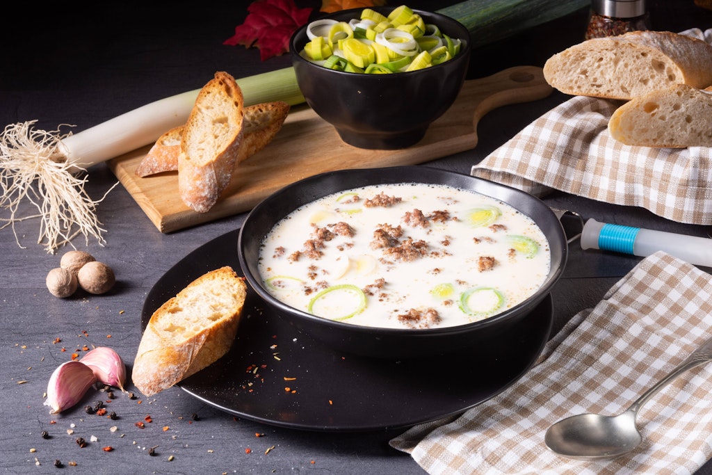 Diese Suppe mit Käse, Lauch und Hackfleisch ist superlecker - und schnell gemacht. Das Rezept sollten Sie unbedingt ausprobieren!