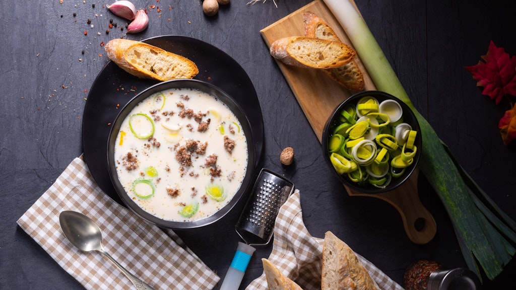 Immer wieder lecker: Dieses Rezept für Käse-Hackfleisch-Suppe mit Lauch ist ein echter Klassiker.