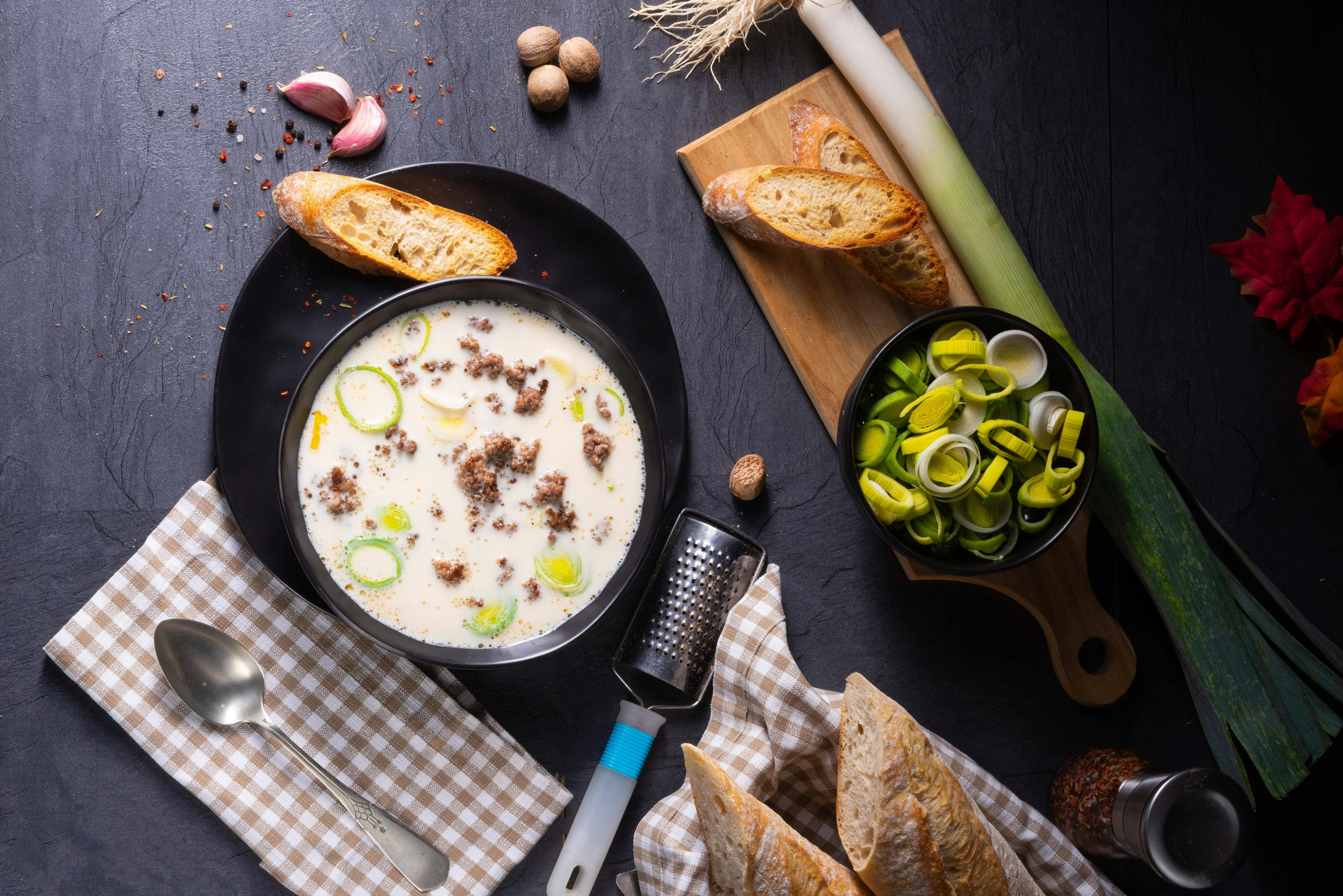 Lecker wie in der DDR! Rezept für Suppe mit Käse, Hackfleisch und Lauch ...