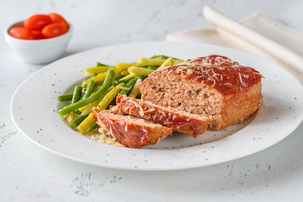 Das Rezept für Hackbraten vom Blech ist wirklich kinderleicht und total lecker.