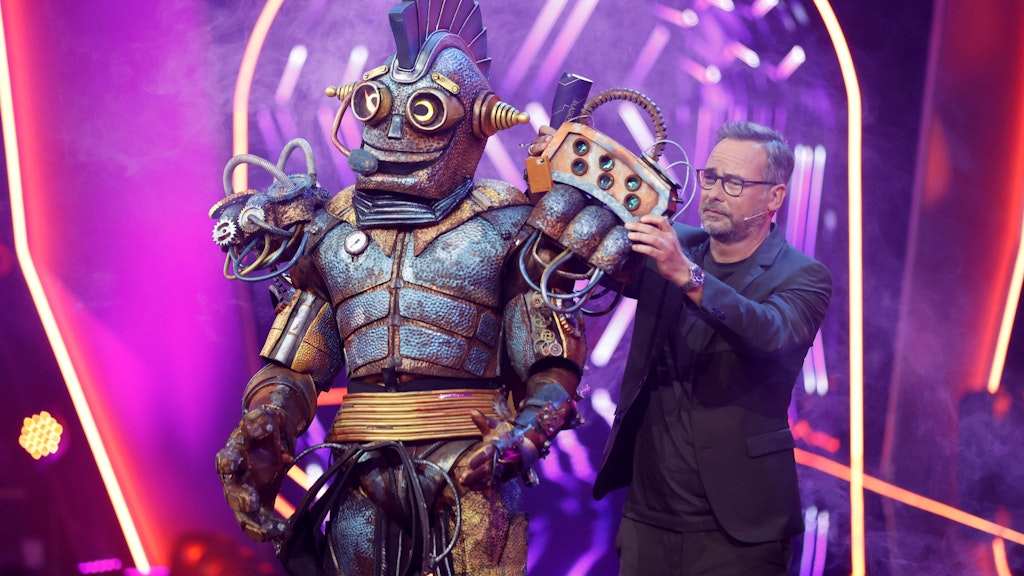 Rosty und Matthias Opdenhövel auf der Bühne von „The Masked Singer“. Der Blechmann ist war in der vergangenen Staffel der Lieblingscharaktere vieler Zuschauer - unter der Maske steckte Komiker Rick Kavanian.