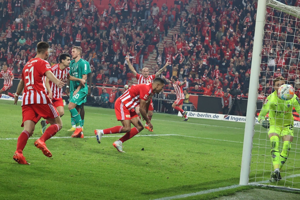 Der Moment, als die Alte Försterei Kopf stand: Danilho Doekhi schädelt die Kugel zum 2:1-Siegtreffer gegen Mönchengladbach rein. Der 1. FC Union ist wieder Erster. 