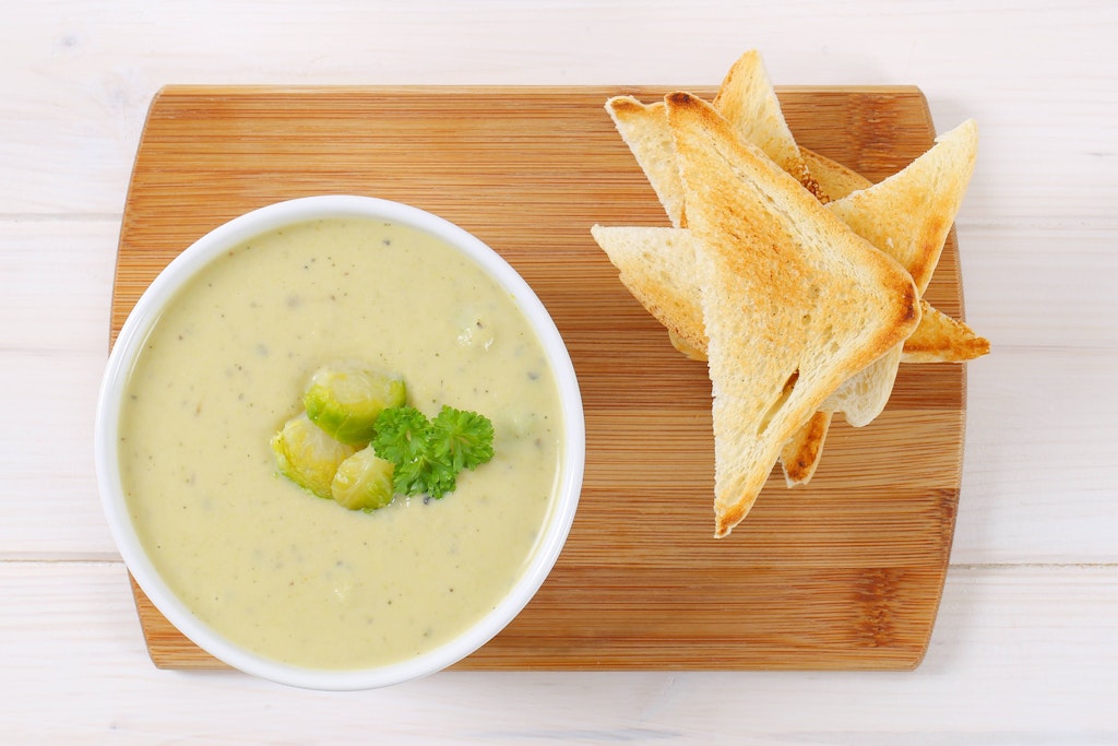 Mit etwas Brot ist diese leichte und würzige Rosenkohl-Suppe das perfekte Abendessen. Das Rezept sollten Sie unbedingt probieren!