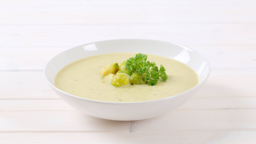 Diese Rosenkohl-Suppe mit Kartoffeln schmeckt einfach lecker - und passt perfekt in den Herbst.