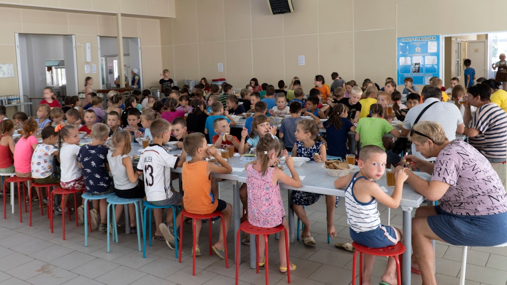 Kinder aus verschiedenen Waisenhäusern in der Donezk-Region wurden in einem Kinderlager versammelt, von dort nach Russland verteilt.