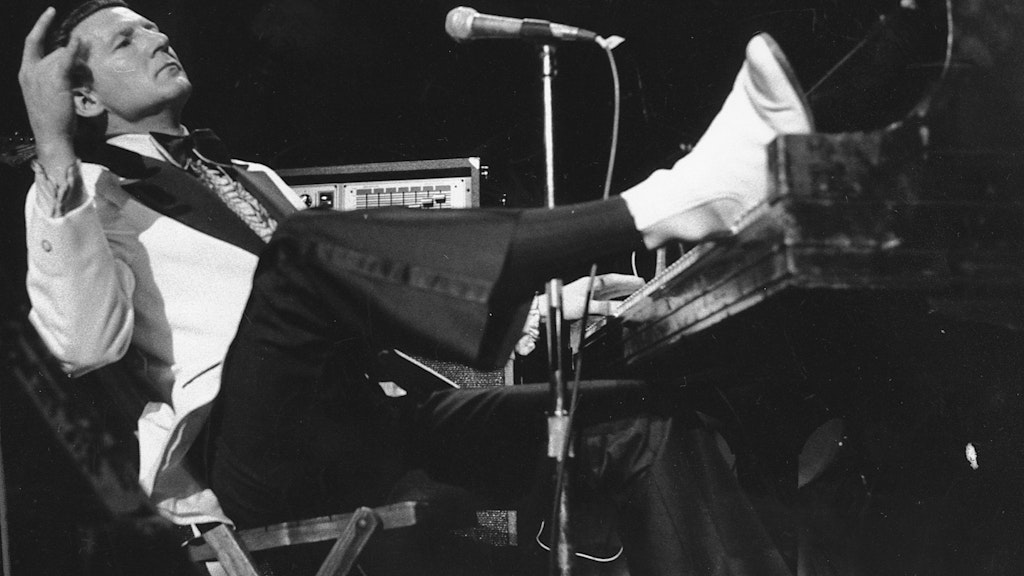 Jerry Lee Lewis nimmt bei einem Konzert im New Yorker Madison Square Garden (1975) ganz entspannt den Applaus der Fans entgegen.