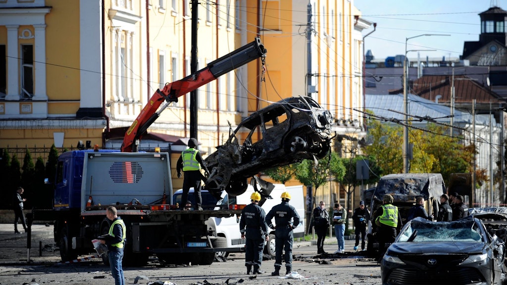 Der Tod kam am Morgen: Ein ausgebranntes Auto, im Kiewer Berufsverkehr zerstört, wird abtransportiert.