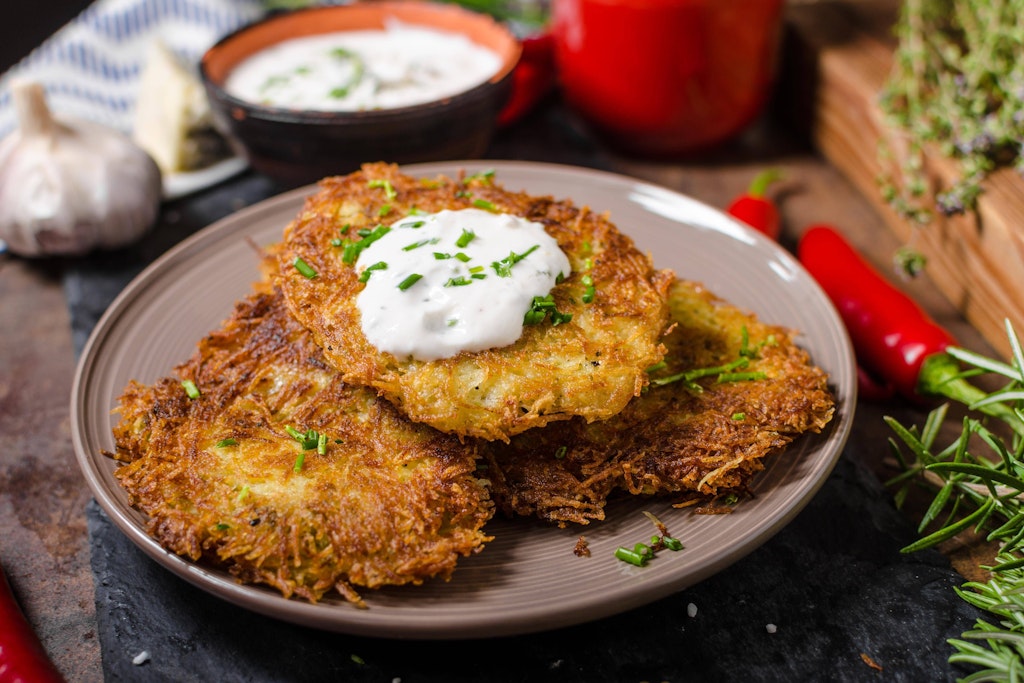 Reibekuchen, Kartoffelpuffer oder Klitscher? Hauptsache lecker! Mit diesem Rezept zaubern Sie das Kartoffelgericht schnell und einfach.