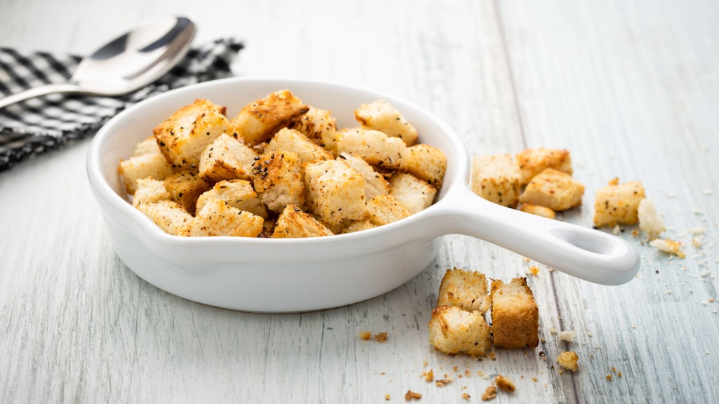 Angebratene und gezuckerte Brotwürfel können ein Cornflakes-Ersatz sein. 