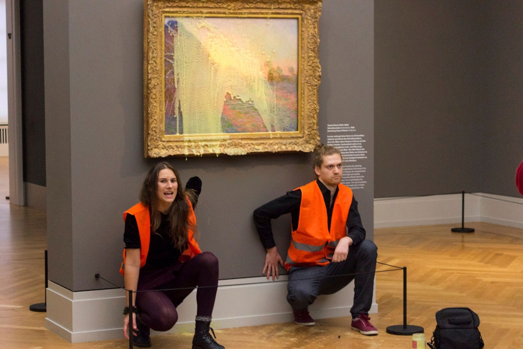 Klimaaktivisten der Klimaschutz-Protestgruppe „Letzte Generation“, nachdem sie das Gemälde „Getreideschober“ (1890) von Claude Monet im Potsdamer Museum Barberini mit Kartoffelbrei beworfen haben.