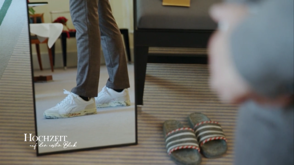 For its "Marriage at first sight" wears the groom's Oliver sneakers - albeit very special.