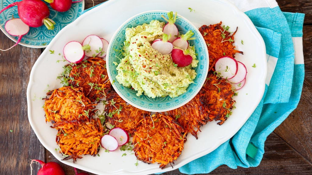 Mit leckerem Avocado-Dip werden die Reibekuchen zum herzhaften Gericht.