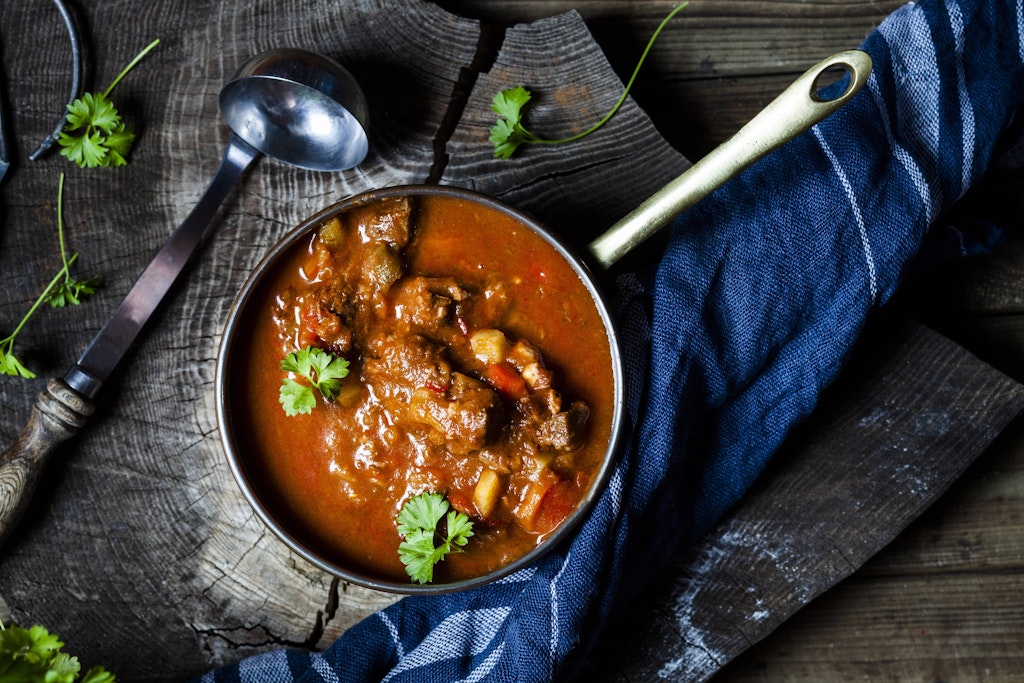 Gulaschsuppe ist ein echter Klassiker der Hausmannskost - und sie ist mit dem richtigen Rezept schnell gemacht.