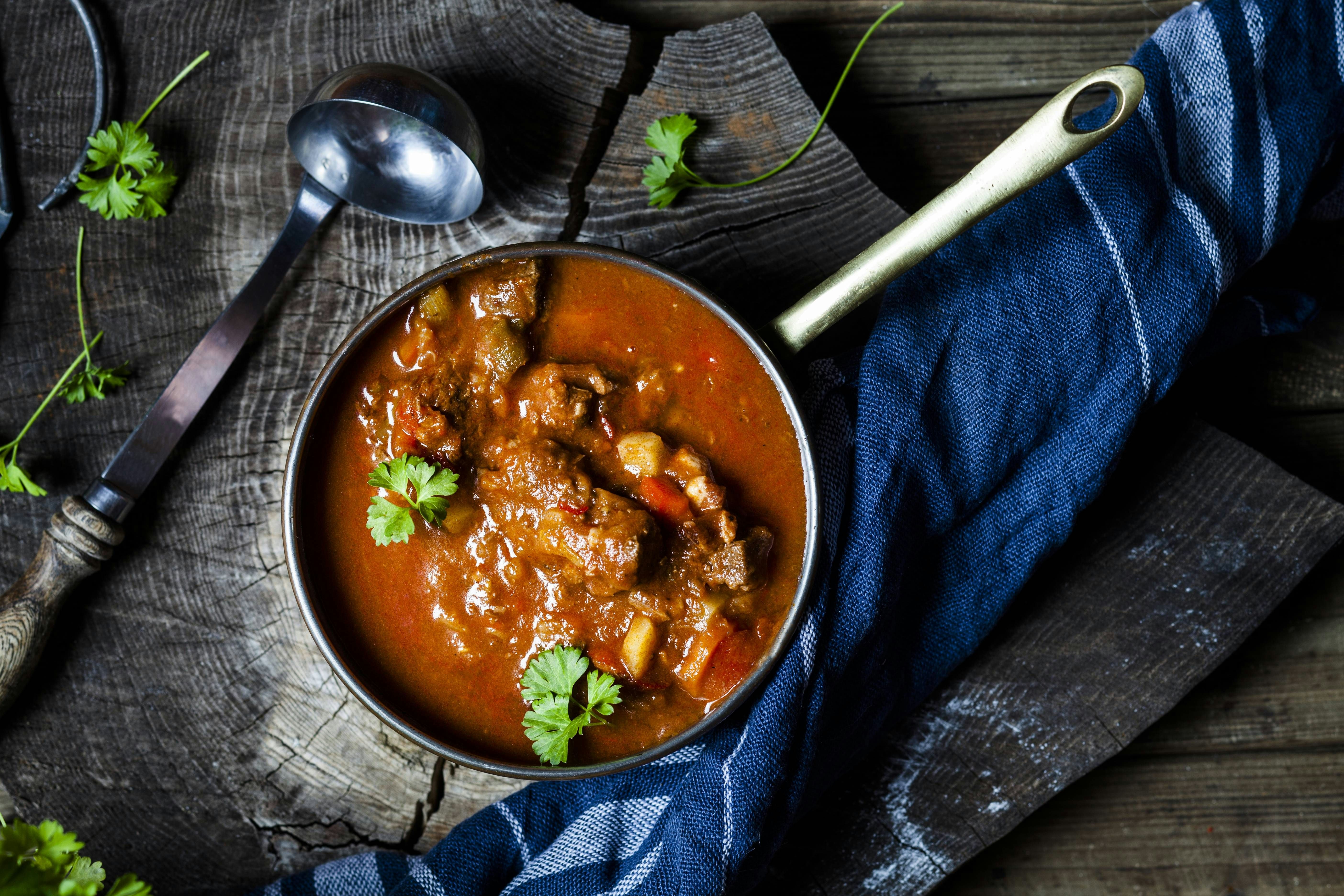 Superleckeres Rezept: Gulaschsuppe wie von Oma! Mit Paprika und ...