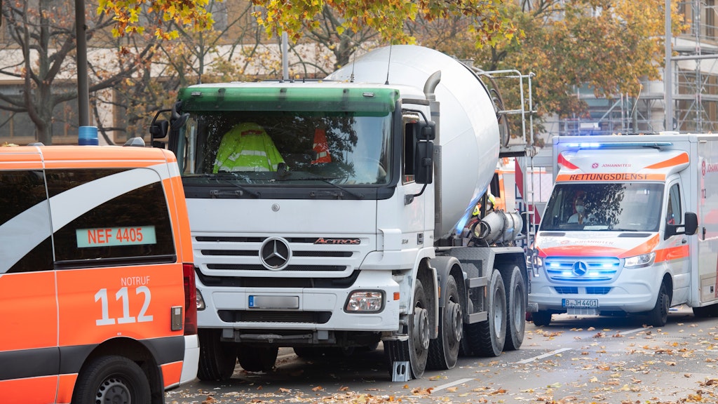 Auf der Bundesallee in Berlin-Wilmersdorf wurde eine Radfahrerin bei dem Verkehrsunfall mit diesem Betonmischer lebensgefährlich verletzt. Vor dem Lkw steht der Notarztwagen, dahinter ein Rettungswagen.