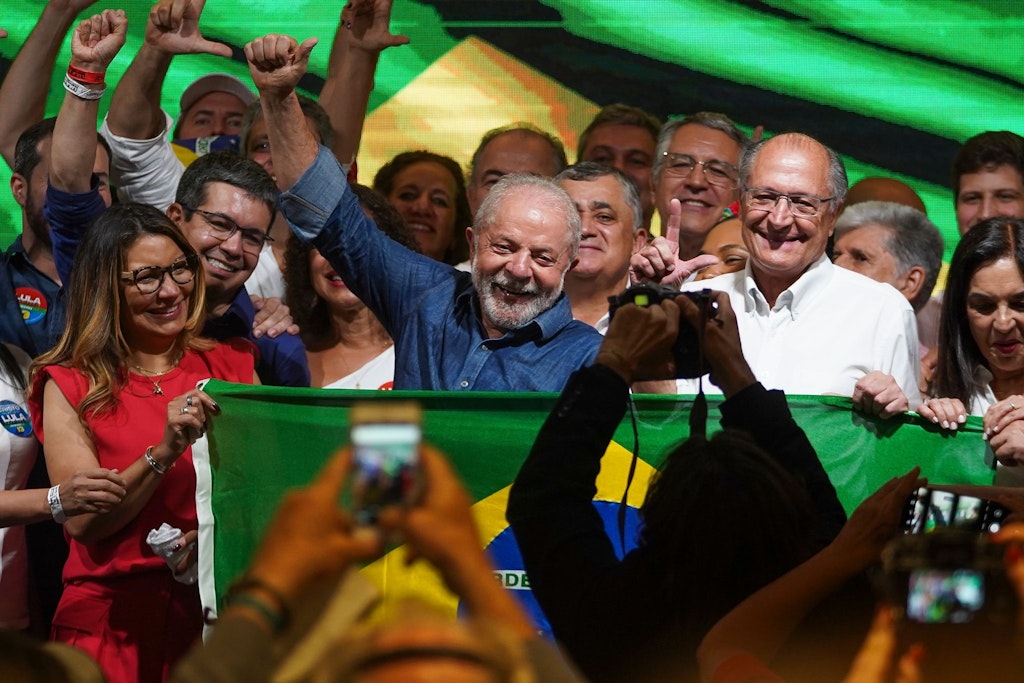 Brasiliens neuer Präsident Luiz Inácio Lula da Silva hält in São Paulo seine erste Rede vor der Presse nach seinem Sieg.