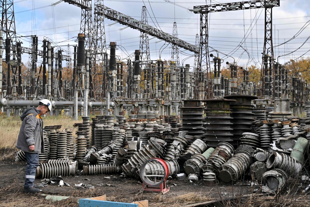 Ein zerschossenes Umspannwerk in der Ukraine.