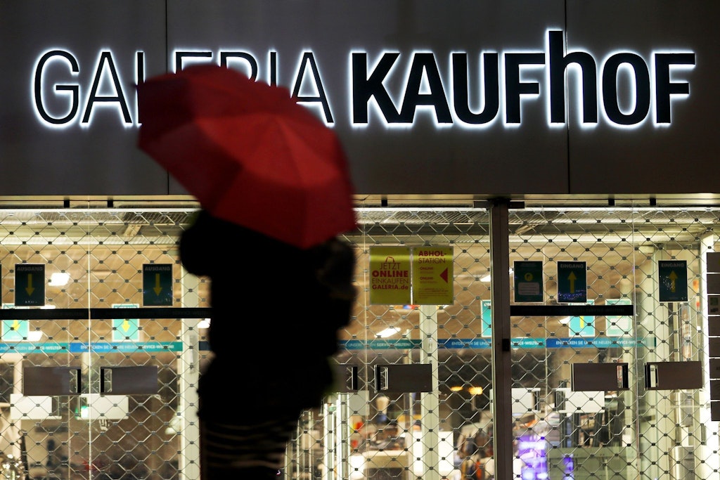 Deutschlands letzte große Warenhauskette Galeria Karstadt Kaufhof muss wieder unter einen Schutzschirm. Tausende Mitarbeiter zittern um ihre Jobs.