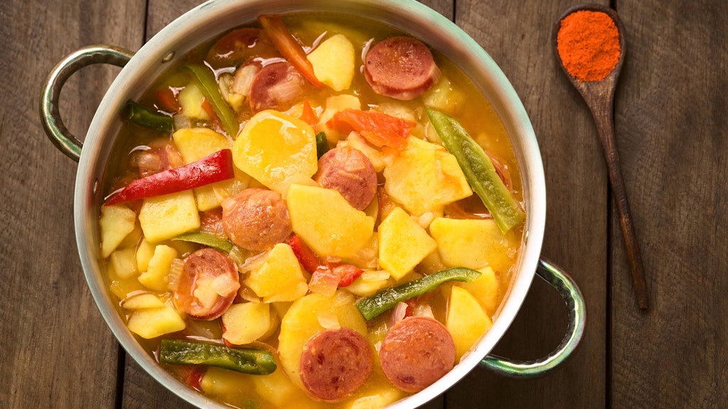 Auch andere Gemüsesorten können in den Kartoffeleintopf mit Wurst und Paprika gegeben werden. Variieren Sie das Rezept ganz nach Ihrem Geschmack!