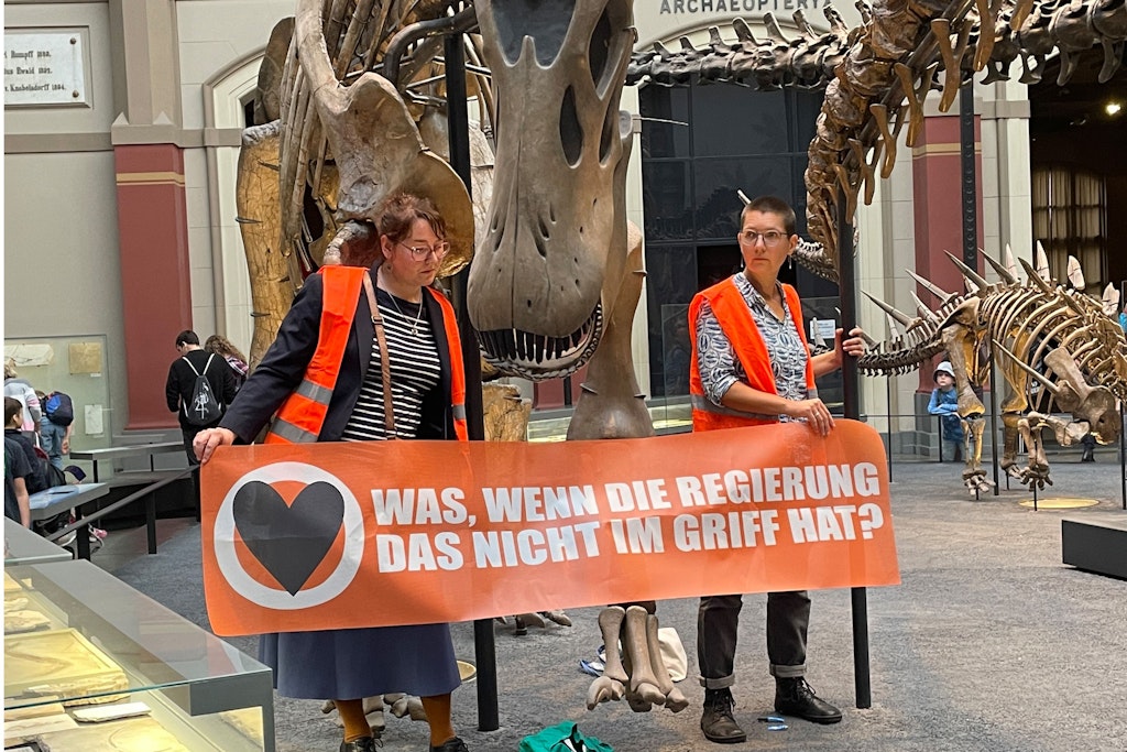 Zwei Klima-Muttis klebten sich am Sonntag im Berliner Naturkundemuseum an einem Saurierskelett fest.