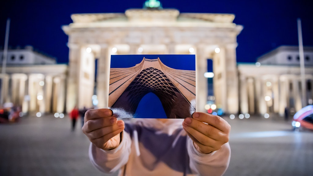 Berlin: Asadeh (Name geändert) hält trotz Zensur im Iran Kontakt mit ihrer dortigen Familie. 