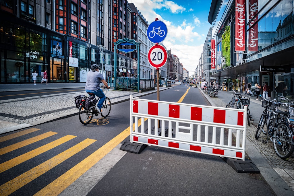 Die Friedrichstraße in Berlin-Mitte soll nun möglicherweise doch autofrei bleiben, trotz Gerichtsurteils.