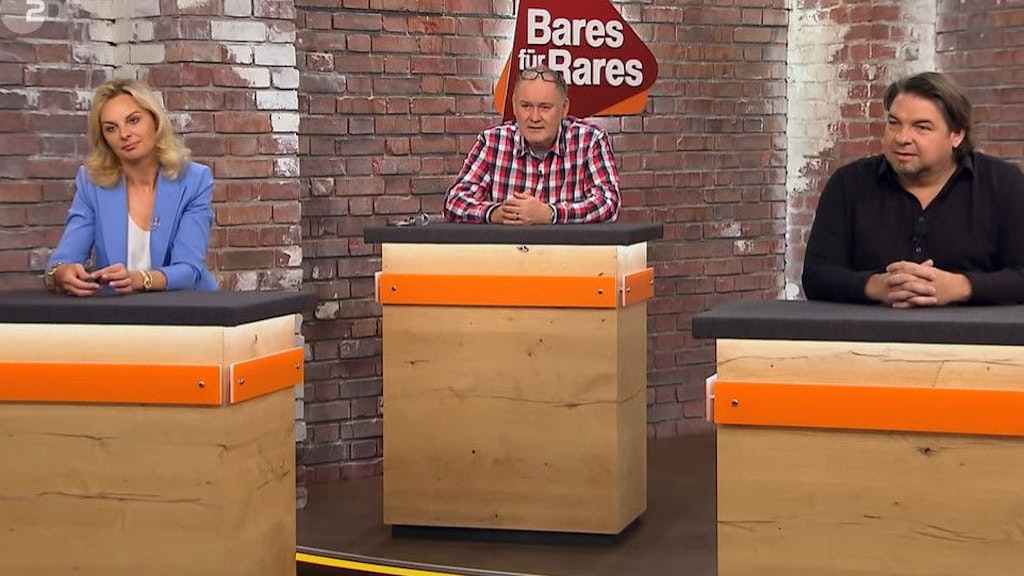 Staunende „Bares für Rares“-Händler, als ihnen die Funktion der „Uhr“ erklärt wird: Susanne Steiger, Walter „Waldi“ Lehnertz, Daniel Meyer (v. l.).