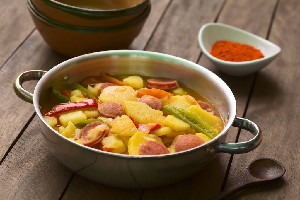 Dieser Kartoffeleintopf mit Paprika und Wurst ist ein echter Herbst-Genuss! Probieren Sie das Rezept unbedingt aus...