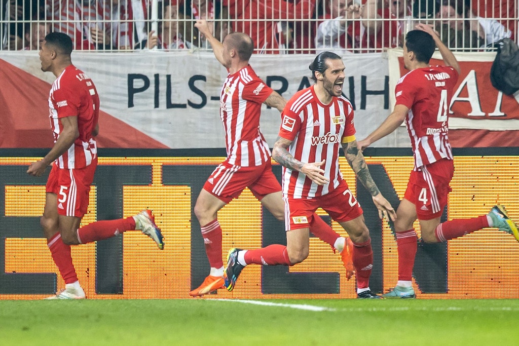 Achtung ZDF, eiserne Verwechslungsgefahr! Danilho Doekhi (l.) traf zum 2:1 gegen Gladbach, Union-Kapitän Christopher Trimmel (2.v.r.) jubelte nur mit. 