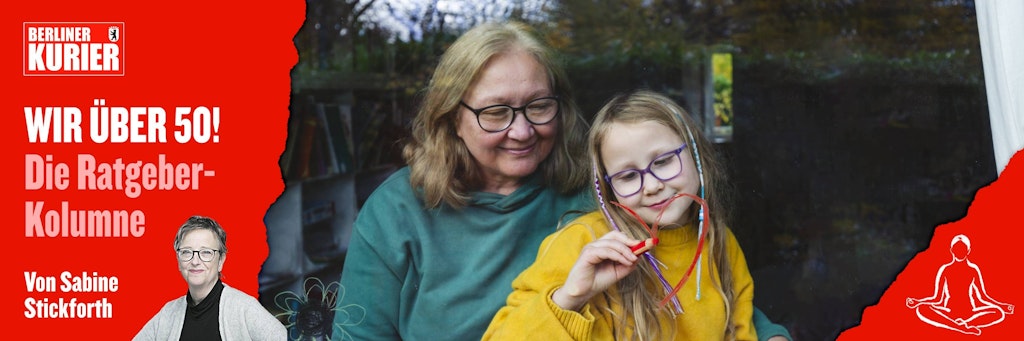 Ein schöner Moment der Erinnerung an Oma und Enkelin (Symbolbild)